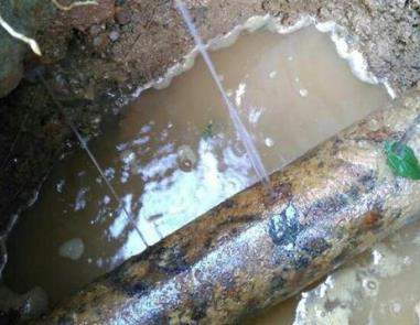 富锦楼顶渗水维修公司分享下地暖漏水的原因及检测方法。